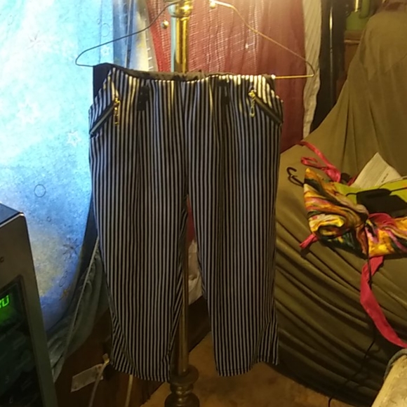 A black & white pair of capri's - Picture 6 of 6